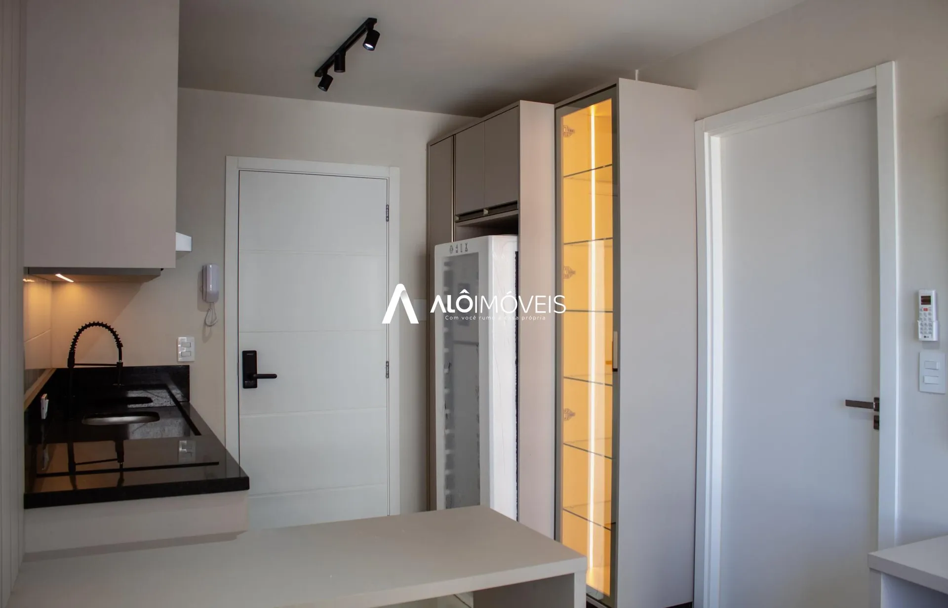 Furnished 1-bedroom apartment with open-plan kitchen — photo 6