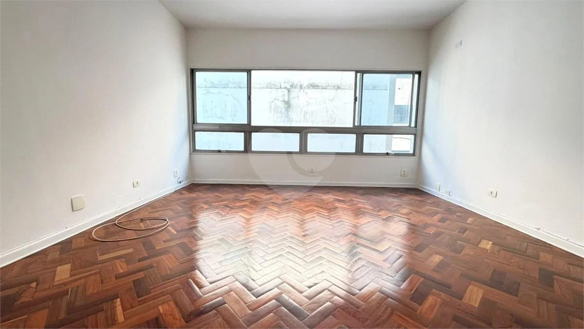 Wood or laminate floors in a 3-bedroom apartment, 91 m² — photo 6