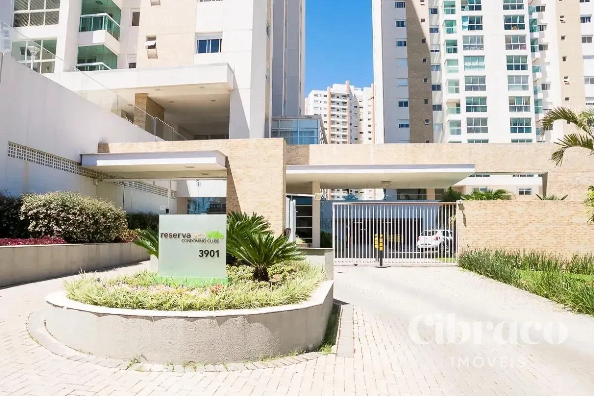 Balcony with a grill in a 4-bedroom apartment, 131 m² — photo 5