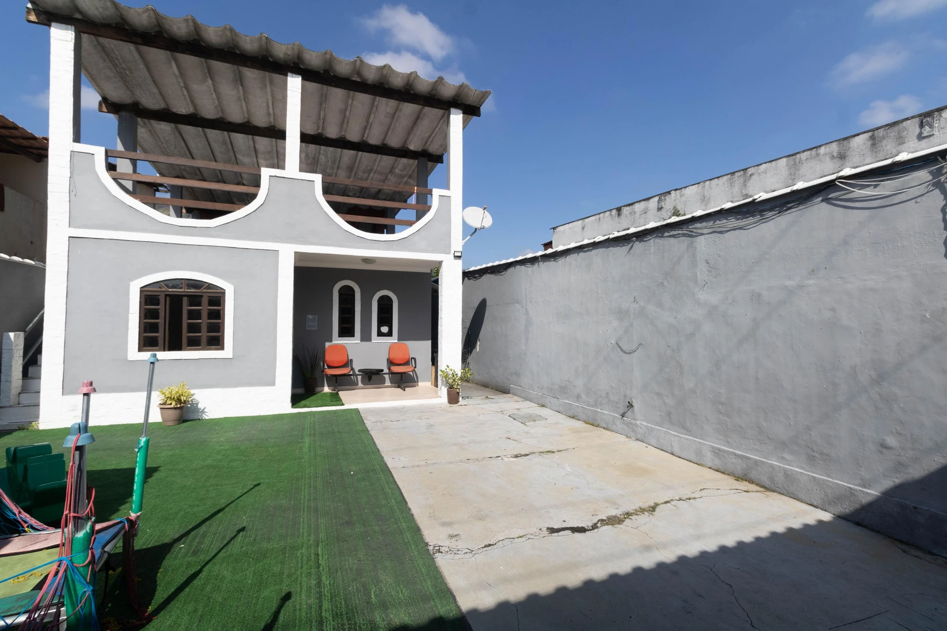 House with 3 bedrooms and a separate kitchen with gas stove — photo 6