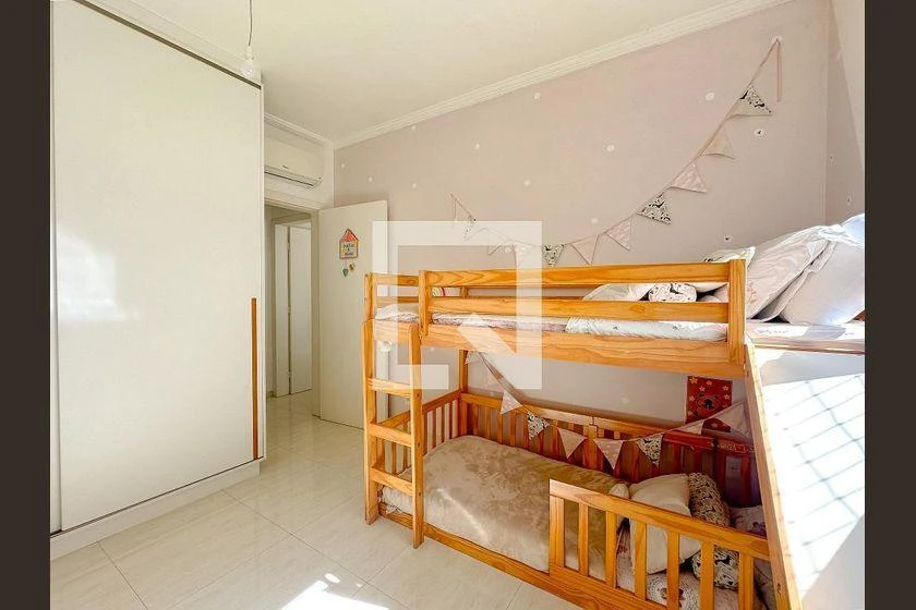 Balcony with a grill in a 2-bedroom apartment, 92 m² — photo 12