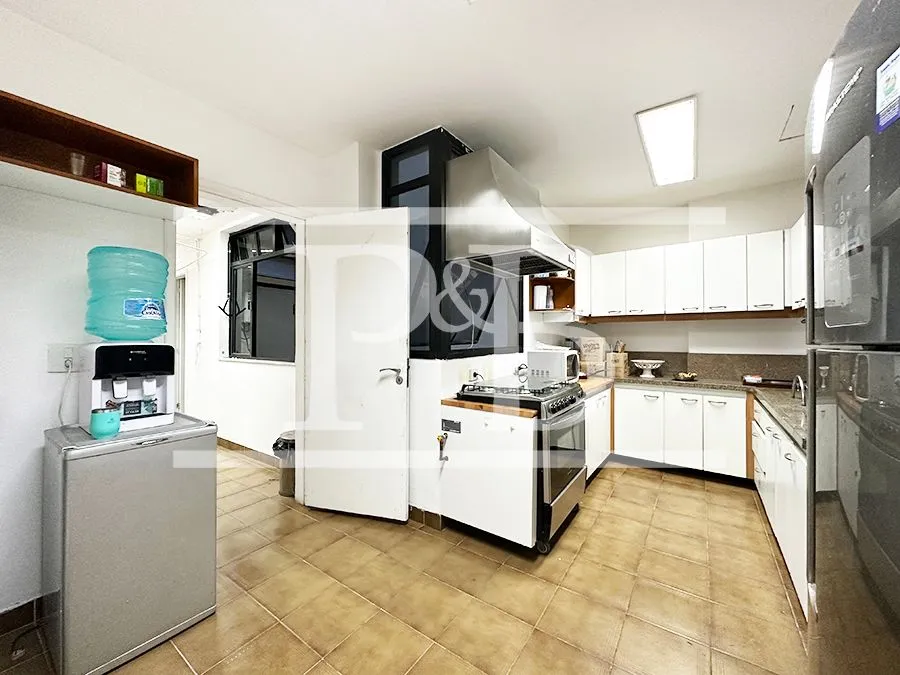 4-bedroom apartment with 250 m² and glassed-in balcony — photo 31
