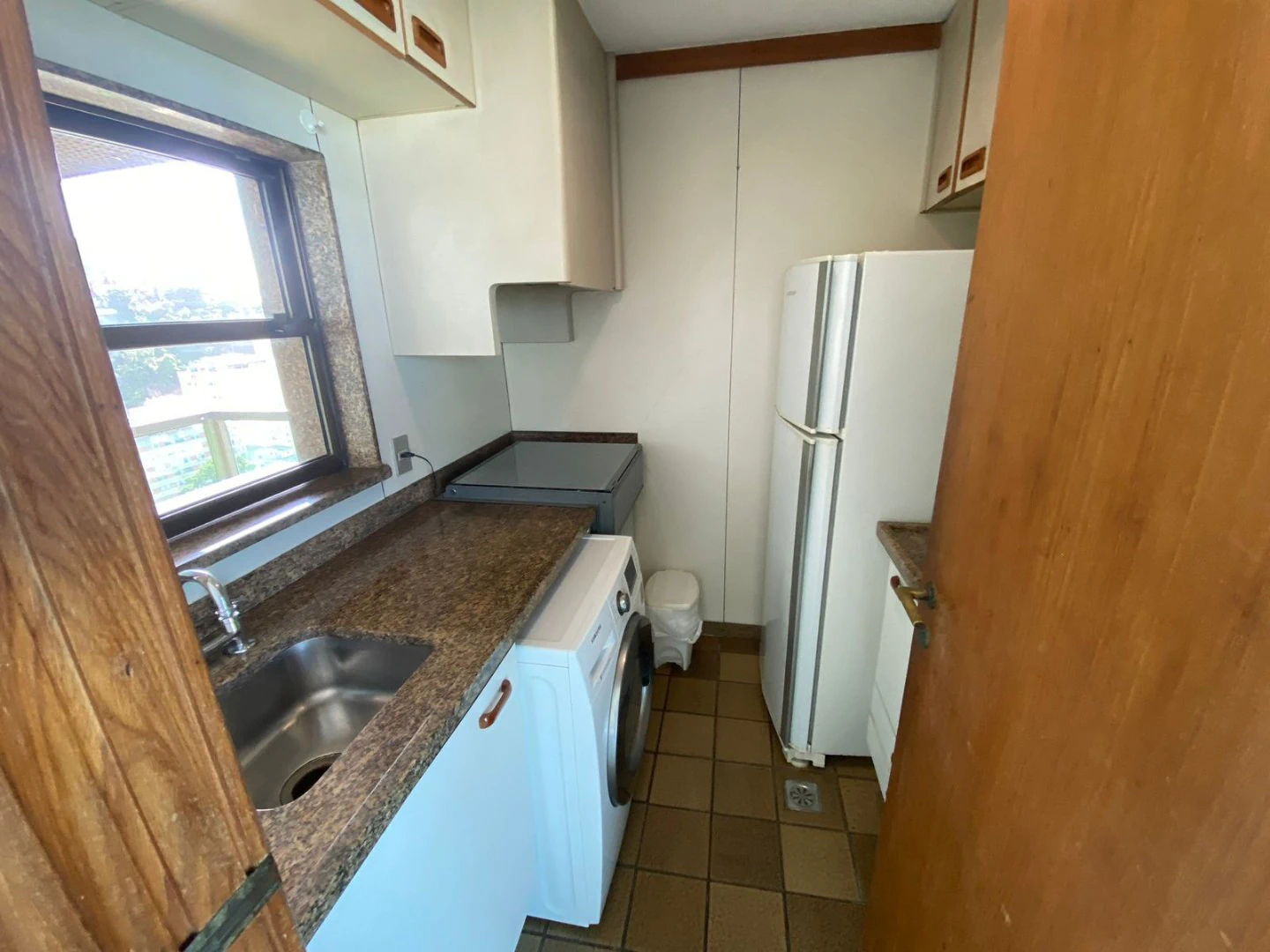 Furnished 2-bedroom apartment with 2 en-suites and balcony — photo 15