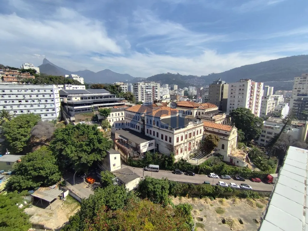 3-bedroom apartment with balcony and city view — photo 28