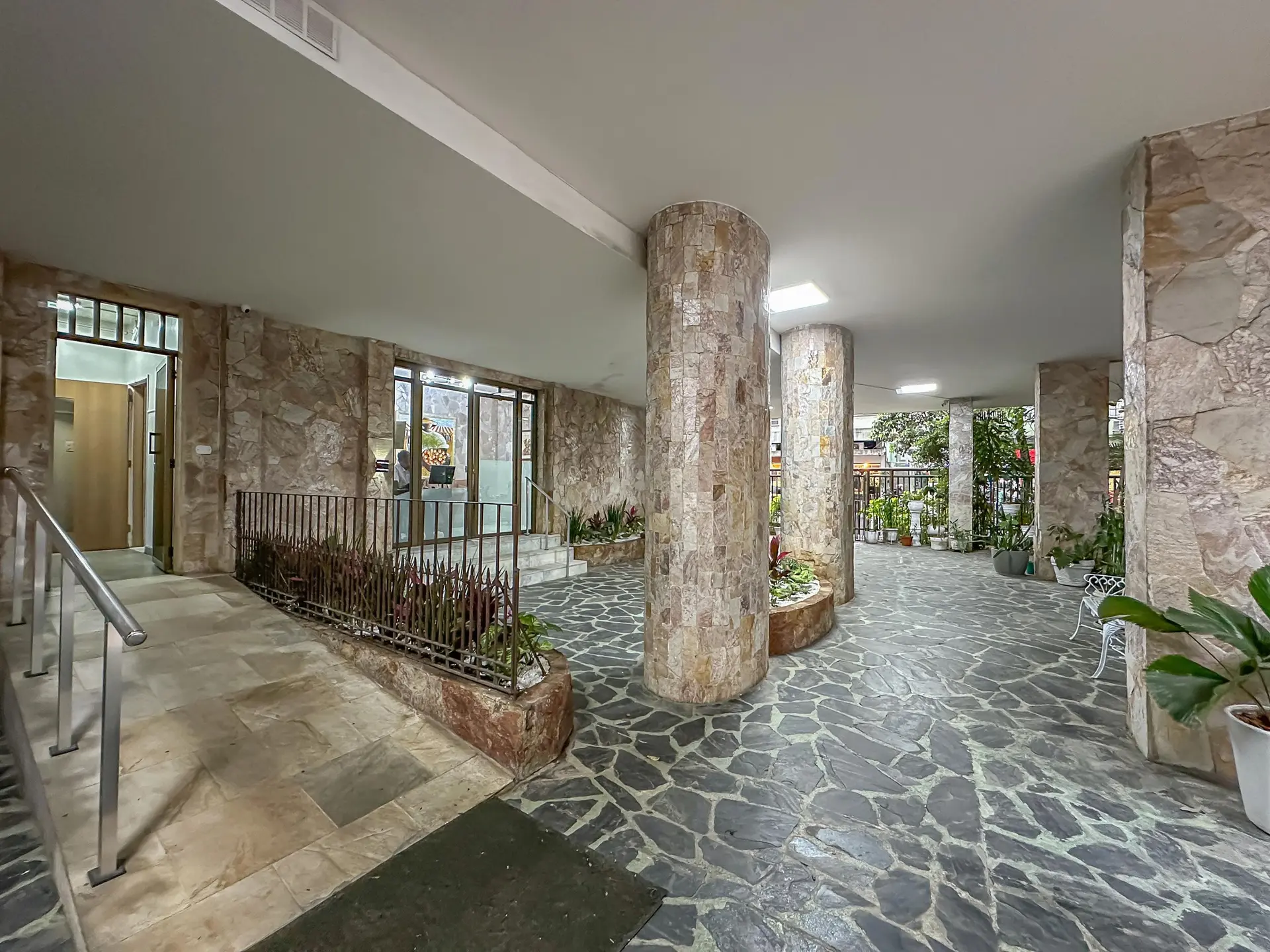 Mountain view in a 2-bedroom apartment, 76 m² — photo 17