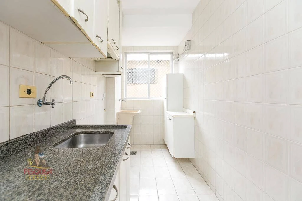 2-bedroom apartment with wood or laminate floors — photo 5