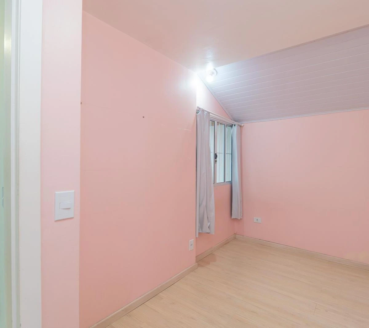 3-bedroom house with wood or laminate floors — photo 11
