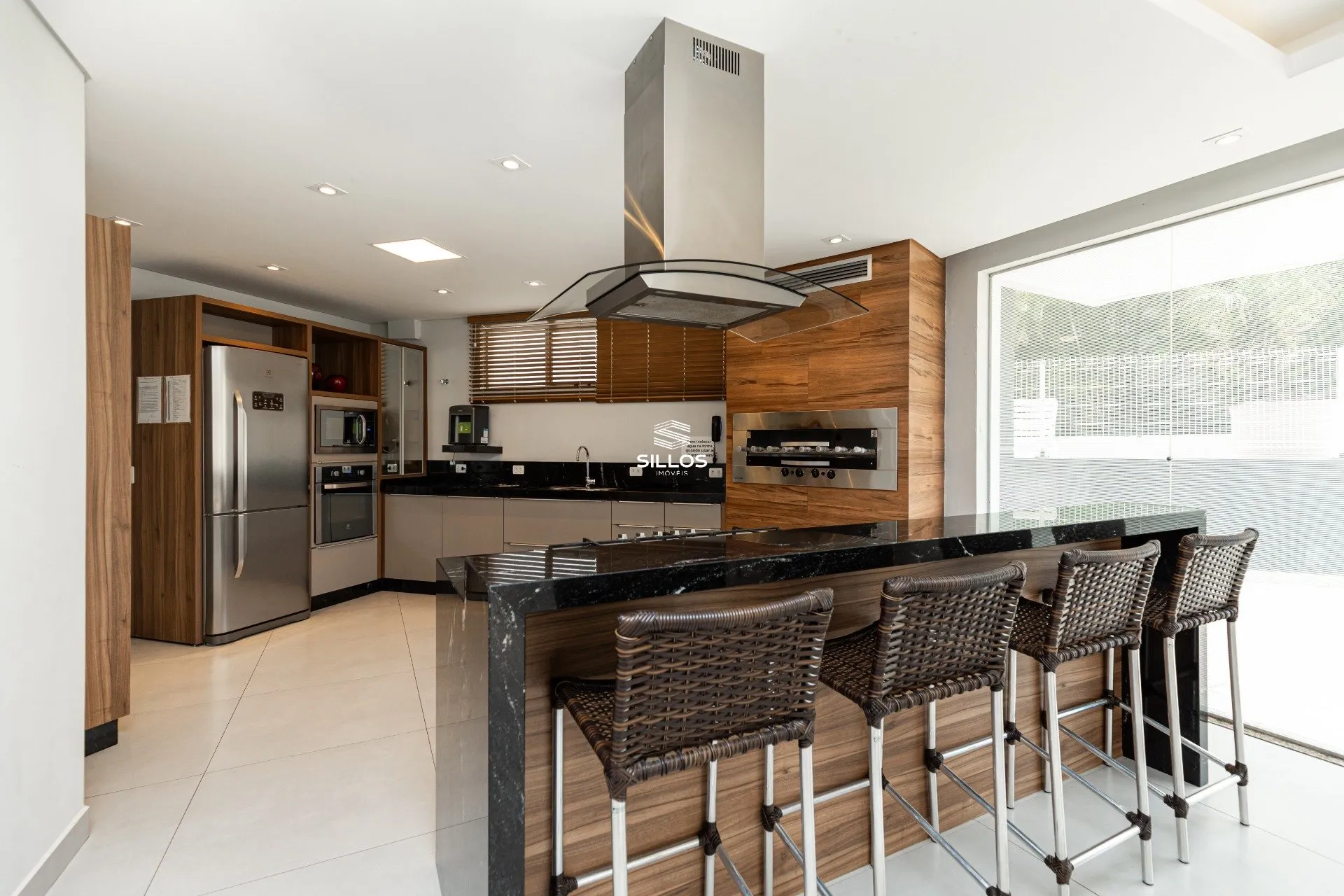 121 m² apartment with a glass-enclosed balcony and a bathtub — photo 2