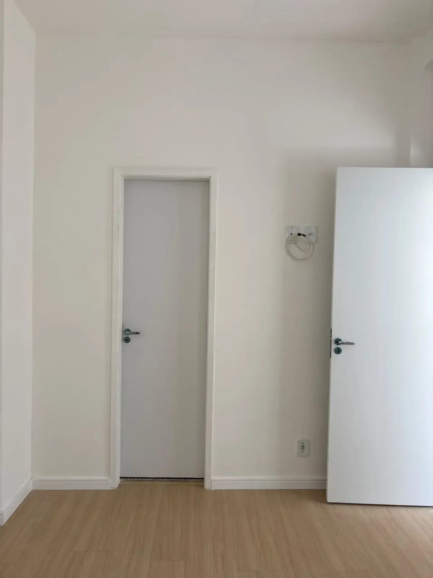 Wood or laminate floors in a one-bedroom apartment, 37 m² — photo 18