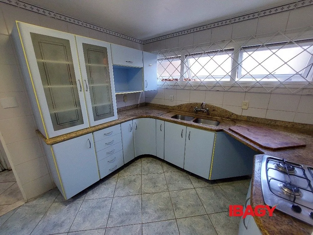 3-bedroom house with gas stove kitchen and fitted cabinets — photo 8