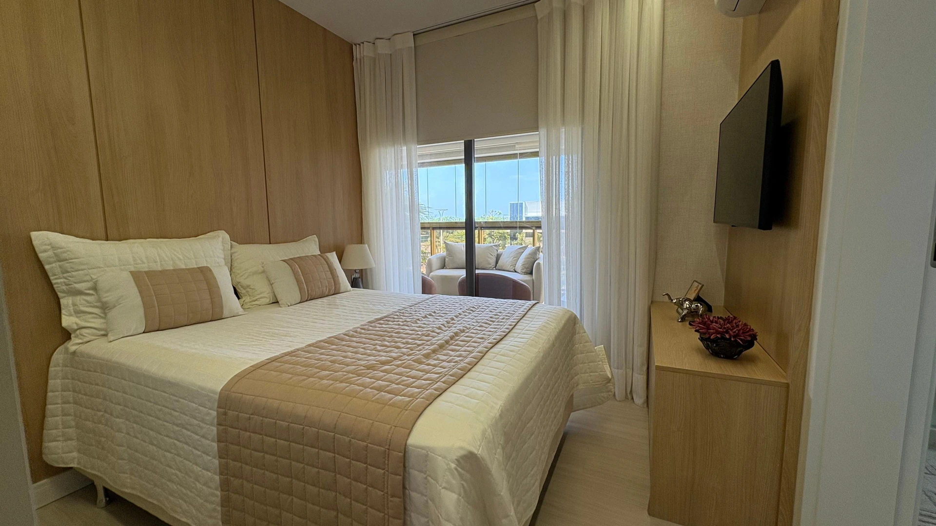 Jacuzzi in a 5-bedroom apartment, 217 m² — photo 25