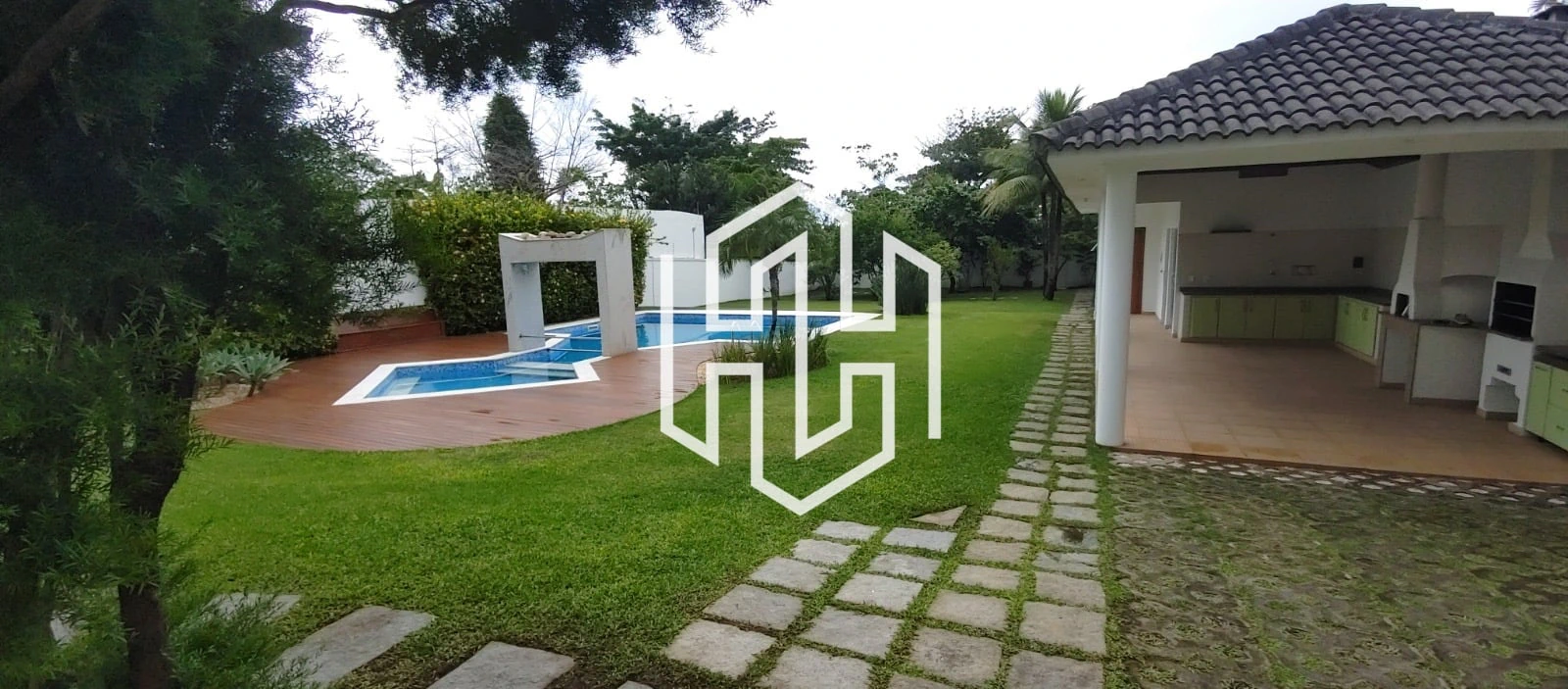 1500 m² house with floor-to-ceiling windows and a bathtub — photo 17