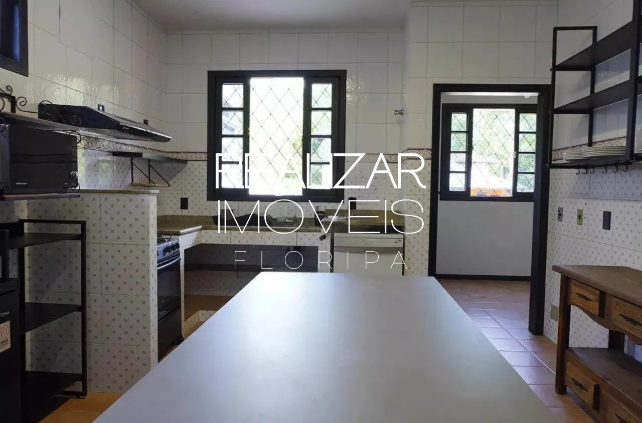 Casa com 3 suítes e cozinha fechada, 1200 m² — photo 4