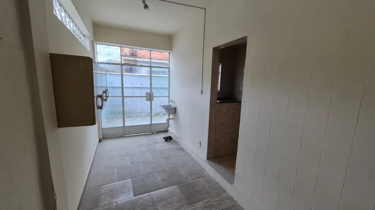Linear street-facing house with 2 bedrooms and a backyard — photo 8