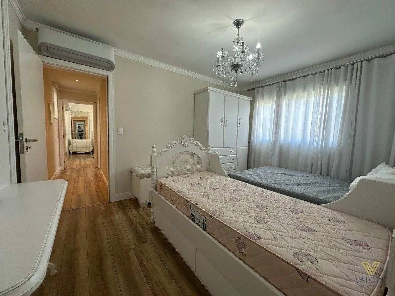 Walk-in closet in a 3-bedroom apartment, 227 m² — photo 8