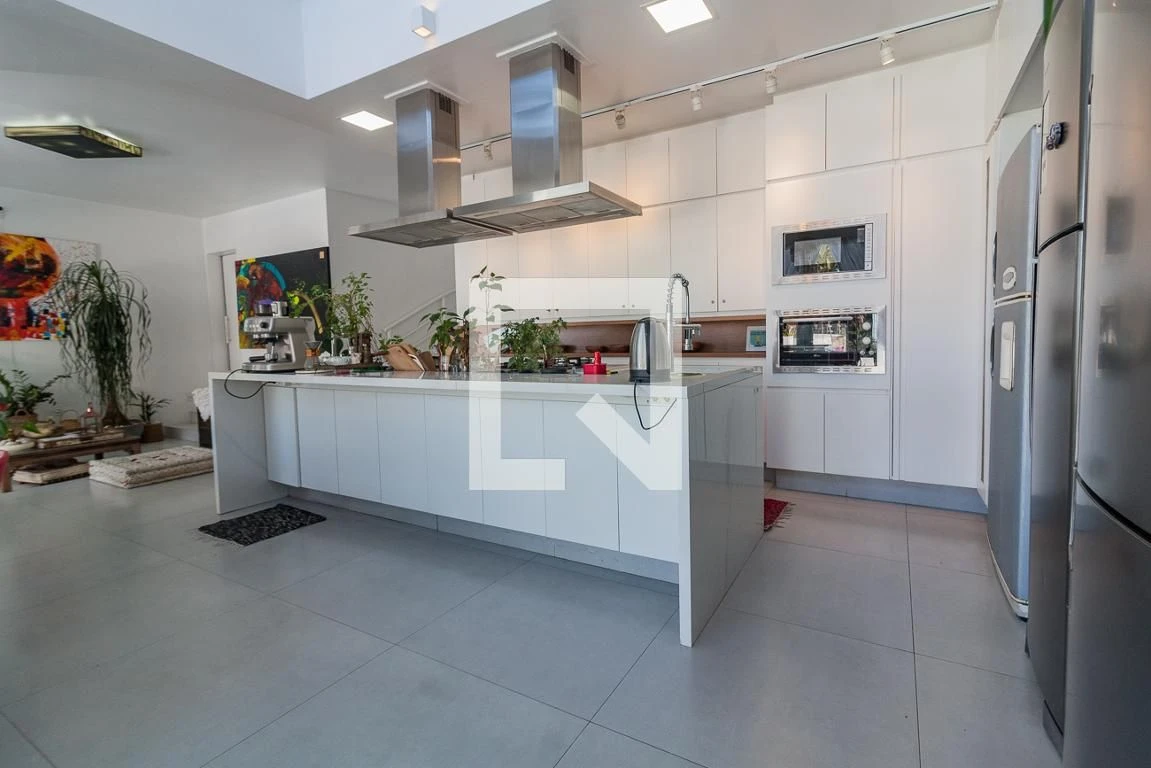 Furnished studio in a building with a pool — photo 35
