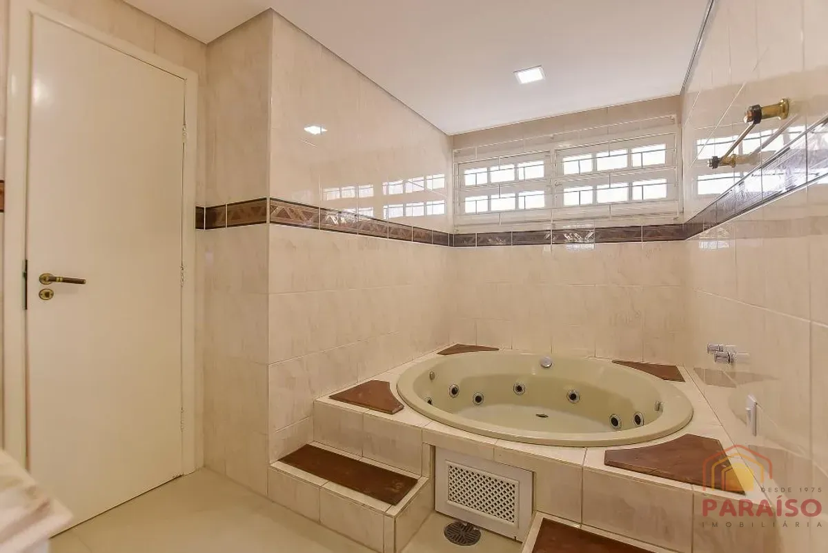 689 m² house with 5 bedrooms and 7 bathrooms — photo 22