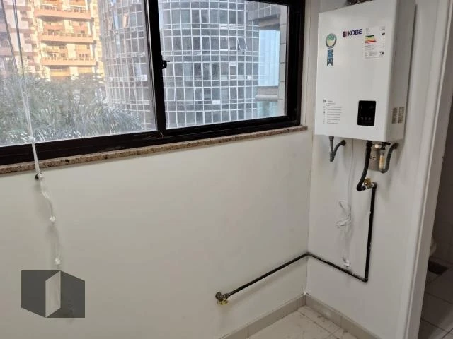 Glass-enclosed balcony in a 4-bedroom apartment, 143 m² — photo 29