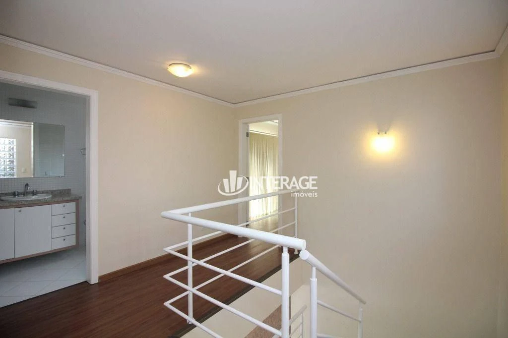 Balcony with a grill in a 3-bedroom house, 150 m² — photo 13