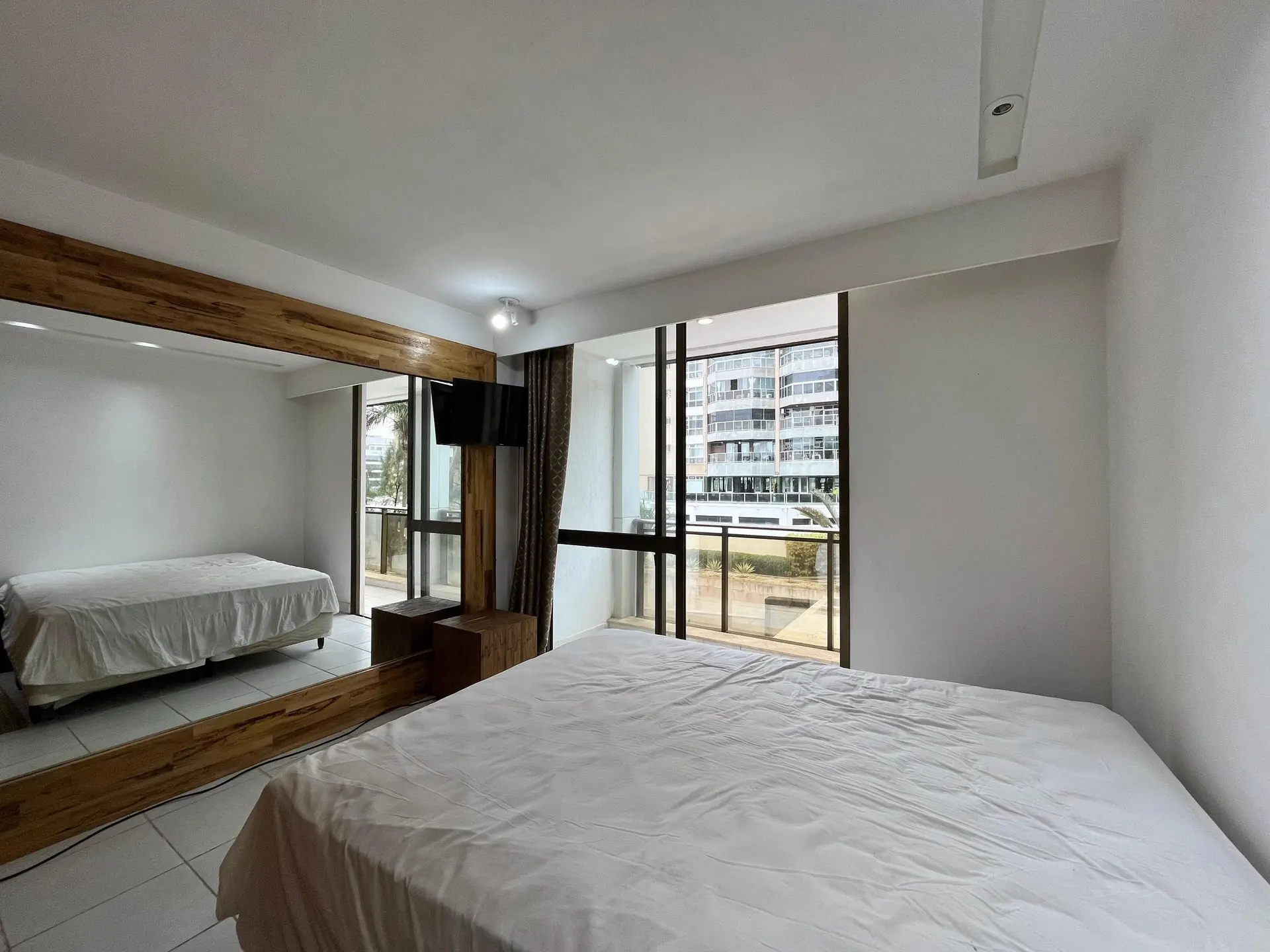 One-bedroom apartment with a washing machine — photo 9