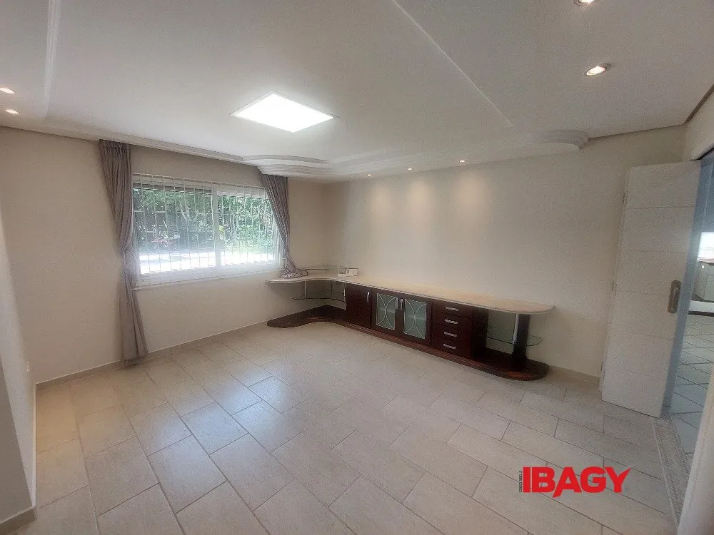 Furnished house with 5 bedrooms on 5200 m² — photo 54