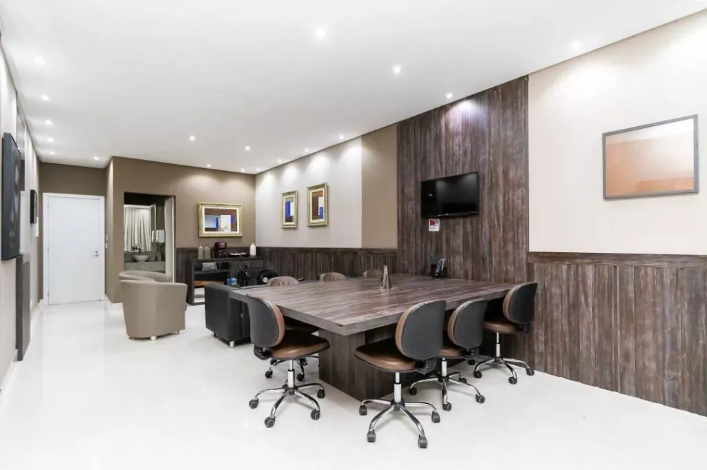 Furnished 1-bedroom apartment with an open kitchen — photo 33