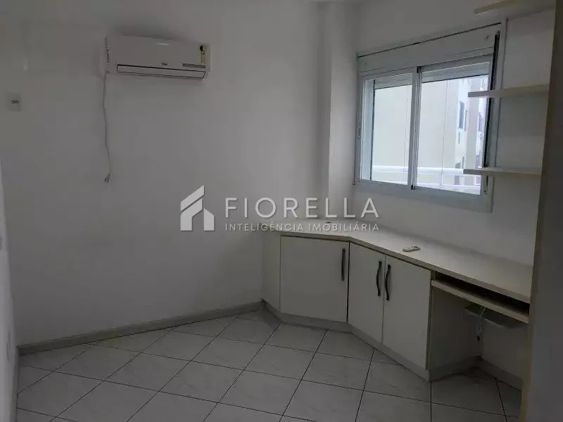 3-bedroom apartment with a glass-enclosed balcony — photo 5