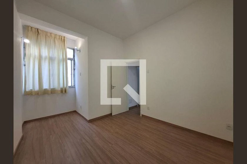 Wood or laminate floors in a 2-bedroom apartment, 68 m² — photo 21