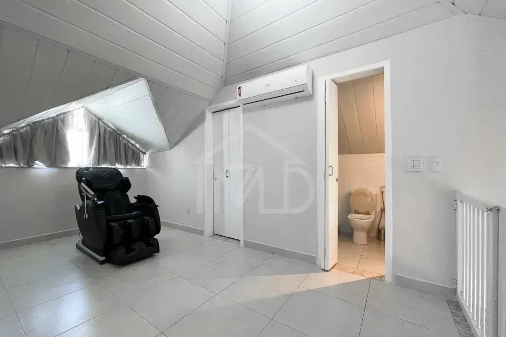 House with 4 bedrooms and an open-plan gas kitchen — photo 18