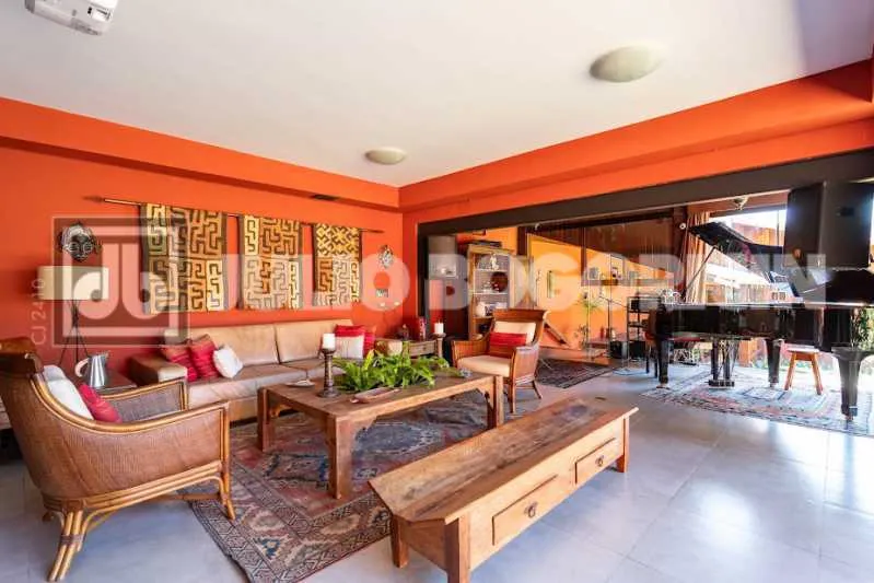 Balcony with a grill in a 5-bedroom house, 392 m² — photo 19