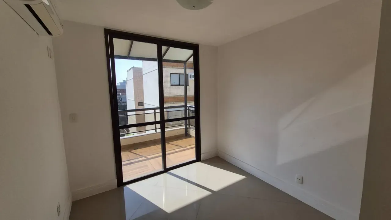 Apartment with an open-plan kitchen and 4 bedrooms — photo 21