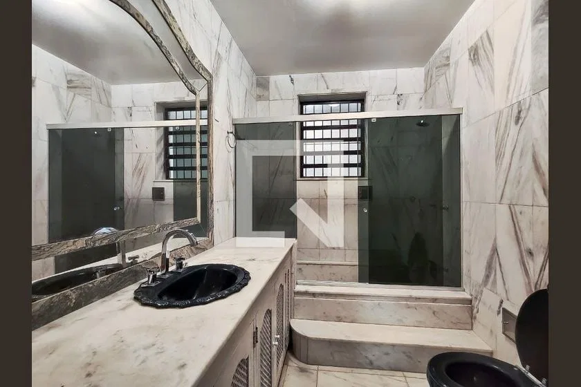 House with 5 en-suite bedrooms, 285 m² and parking — photo 26