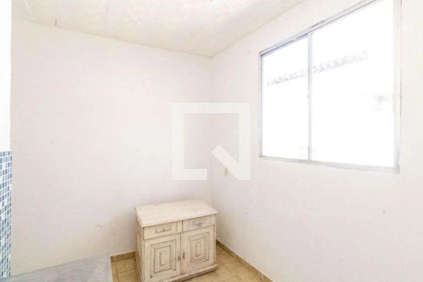 Estudio de 30 m² con 1 dormitorio y cocina con muebles — photo 2