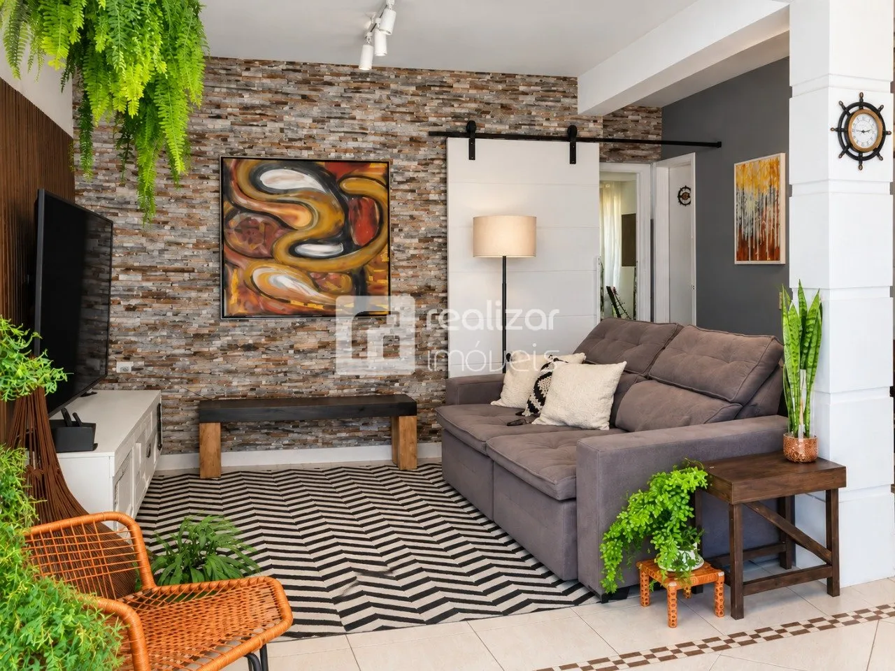 Balcony with a grill in a 5-bedroom house, 204 m² — photo 8