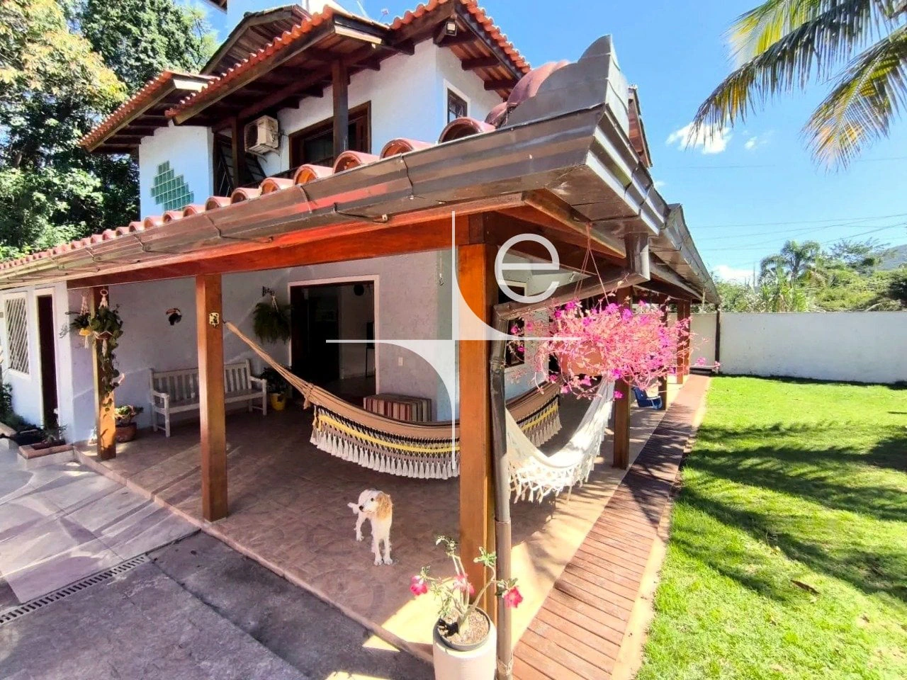 4-bedroom house with shared residents-only pool