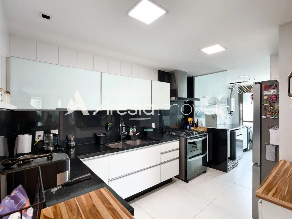 Balcony with a grill in a 4-bedroom apartment, 178 m² — photo 11