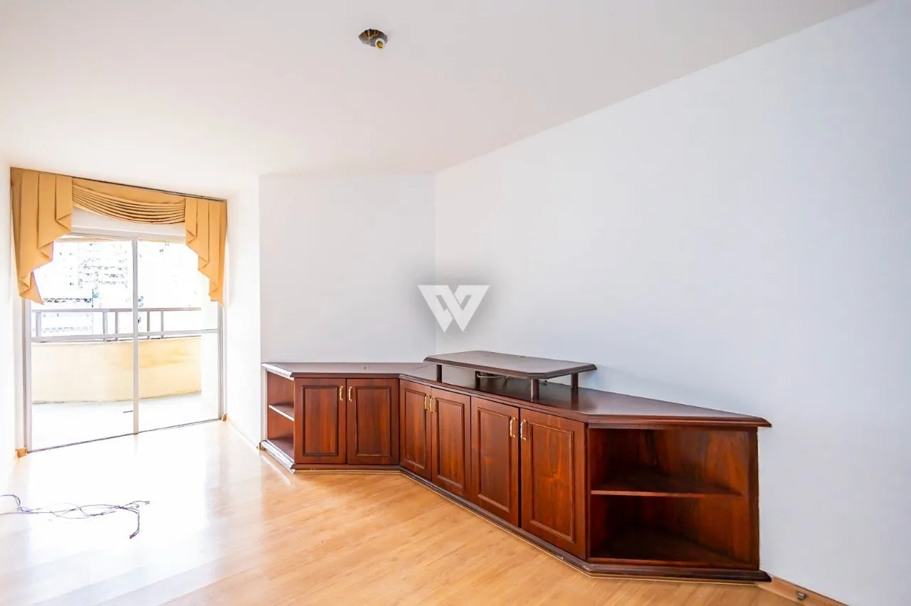 Apartment with wood floors, 4 bedrooms and glass balcony — photo 9