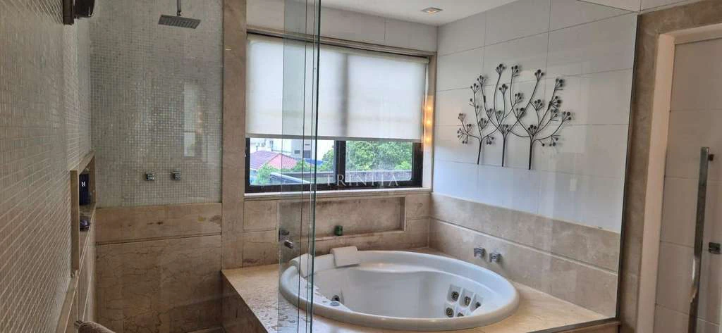 Furnished apartment with 4 en-suite bedrooms and balcony — photo 19