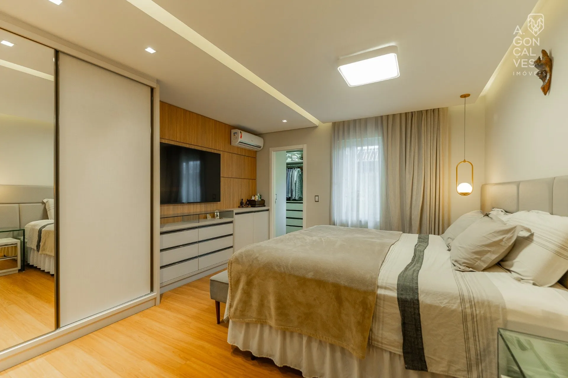 House with 3 bedrooms and an open-plan kitchen — photo 11
