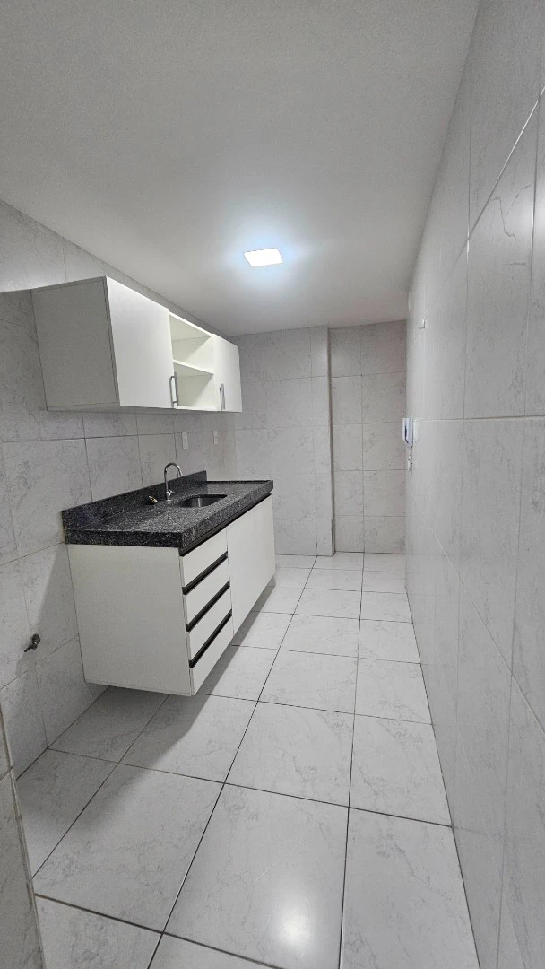 Apartamento de 2 quartos com suíte e cozinha fechada