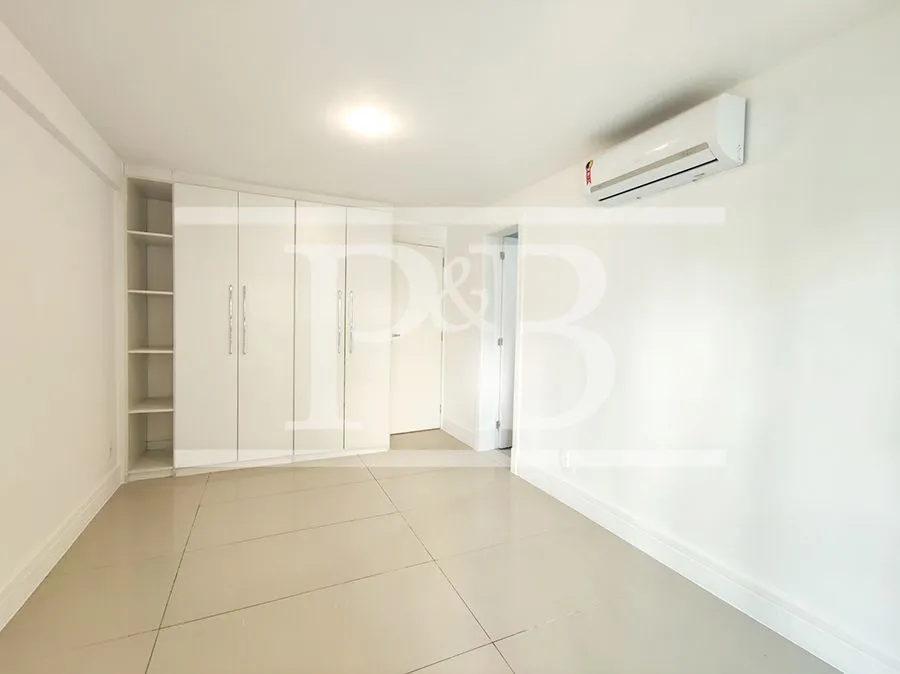 4-bedroom apartment with balcony, 300 m² — photo 20