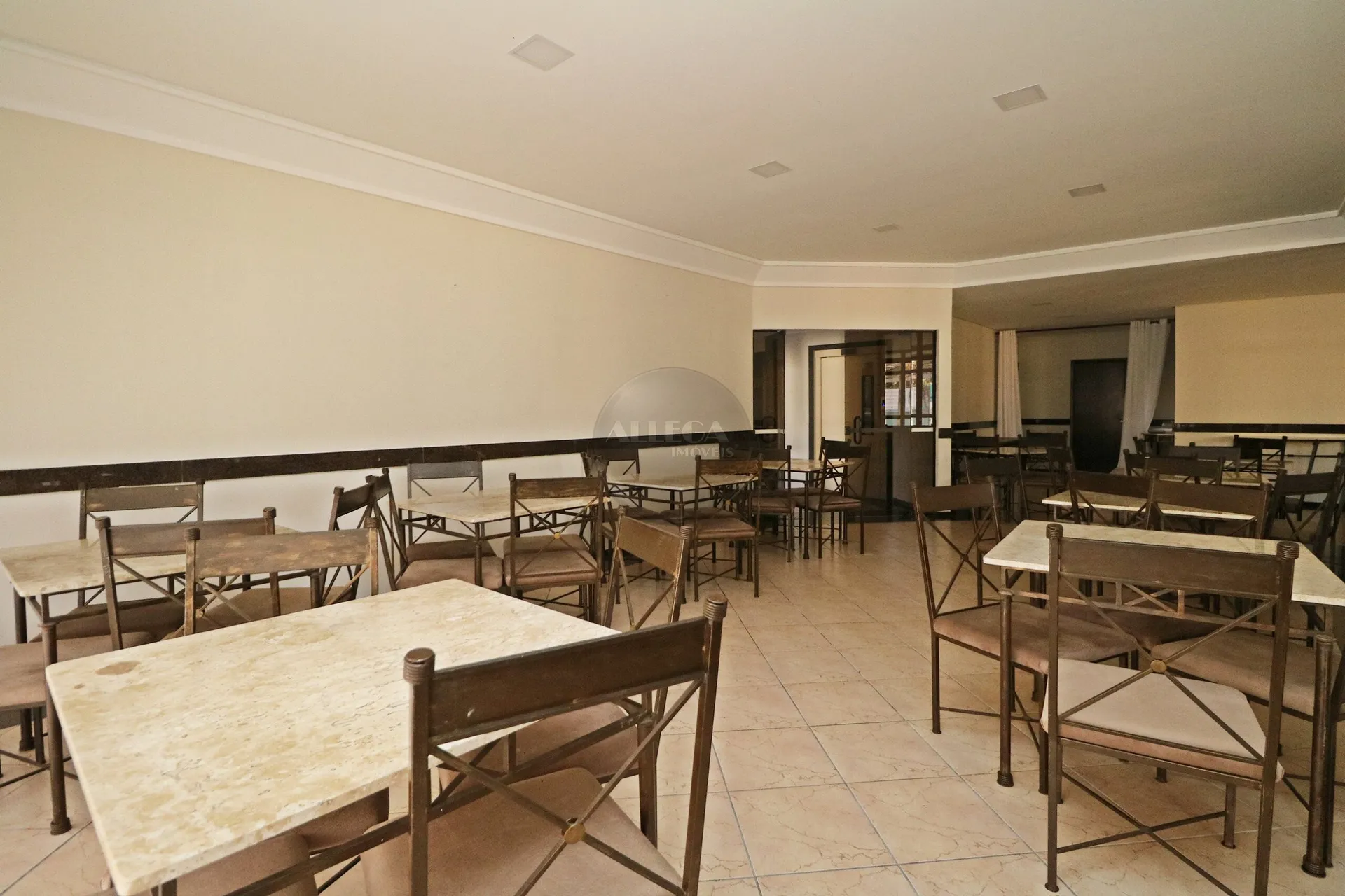 Apartamento com 4 quartos e piso de madeira na sala — photo 52
