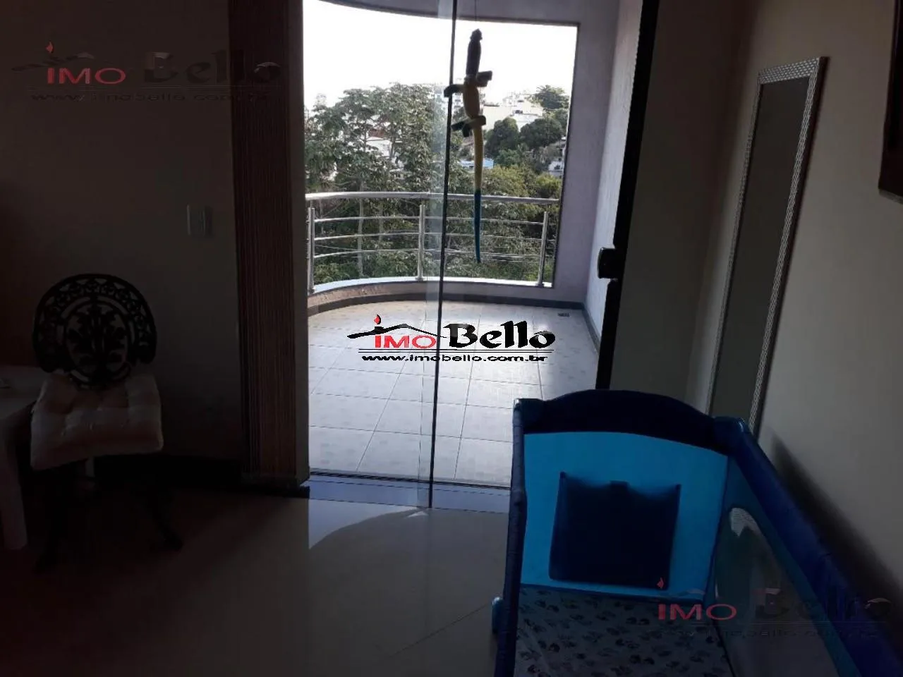 Casa com 3 suítes e 400 m², piso de madeira na sala — photo 15