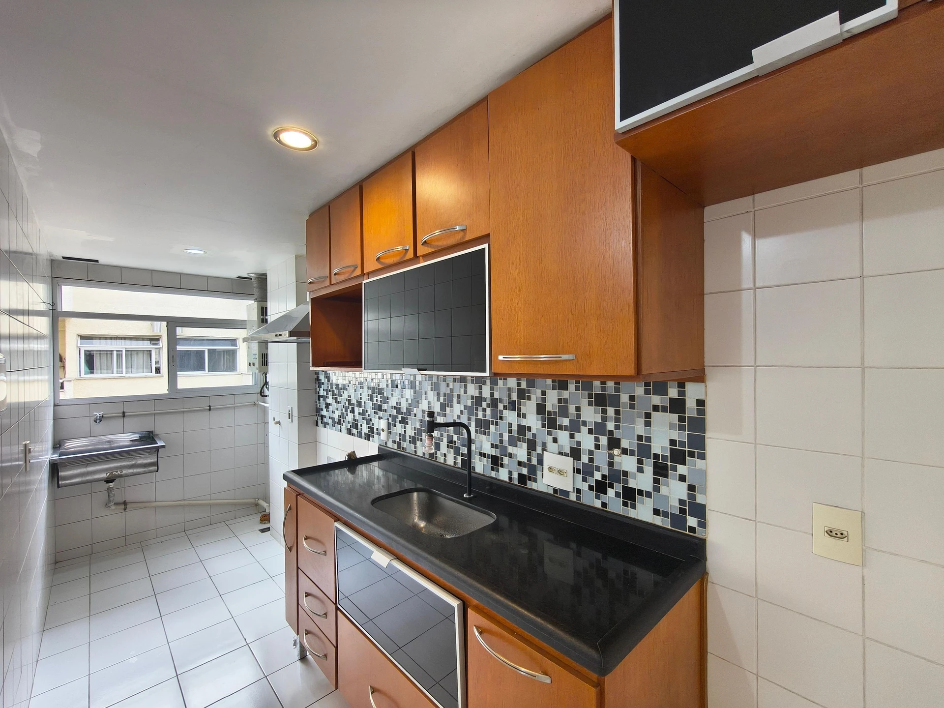 2-bedroom apartment in a building with a gym — photo 5