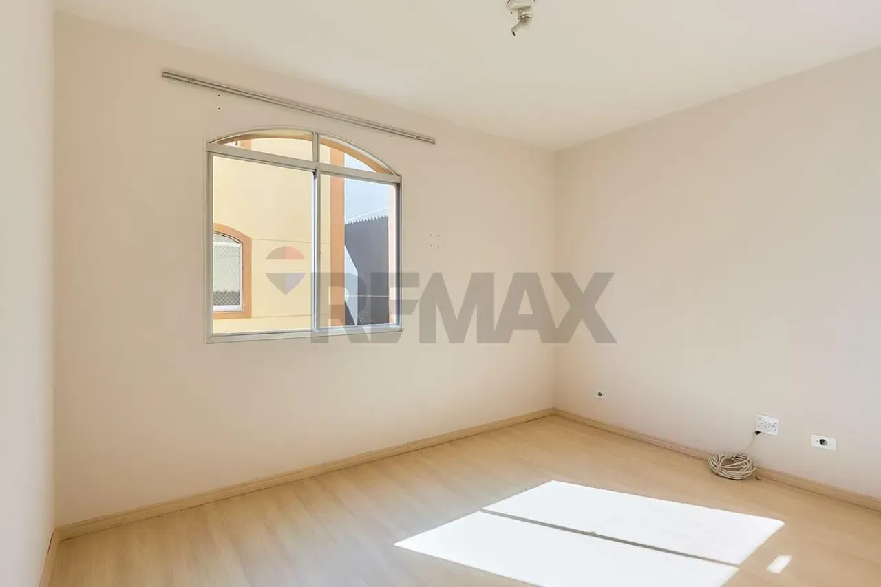 2-bedroom apartment with wood or laminate floors in Curitiba — photo 7