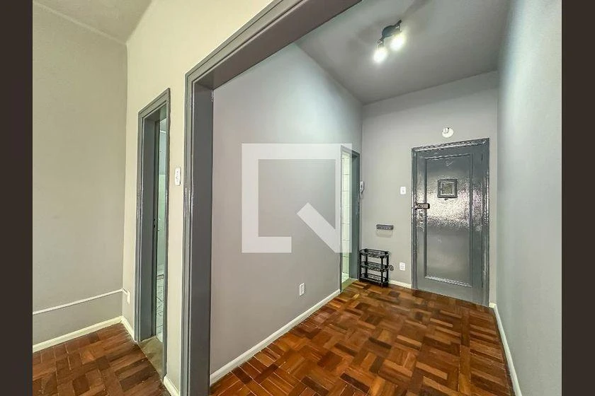 Studio com piso de madeira ou laminado, Centro — photo 22