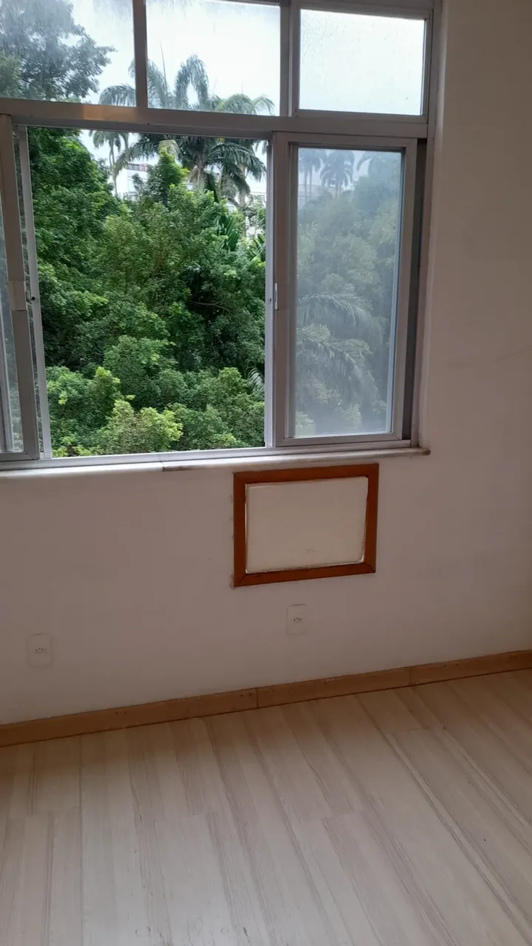 Studio on the 4th floor with wood or laminate floors — photo 8