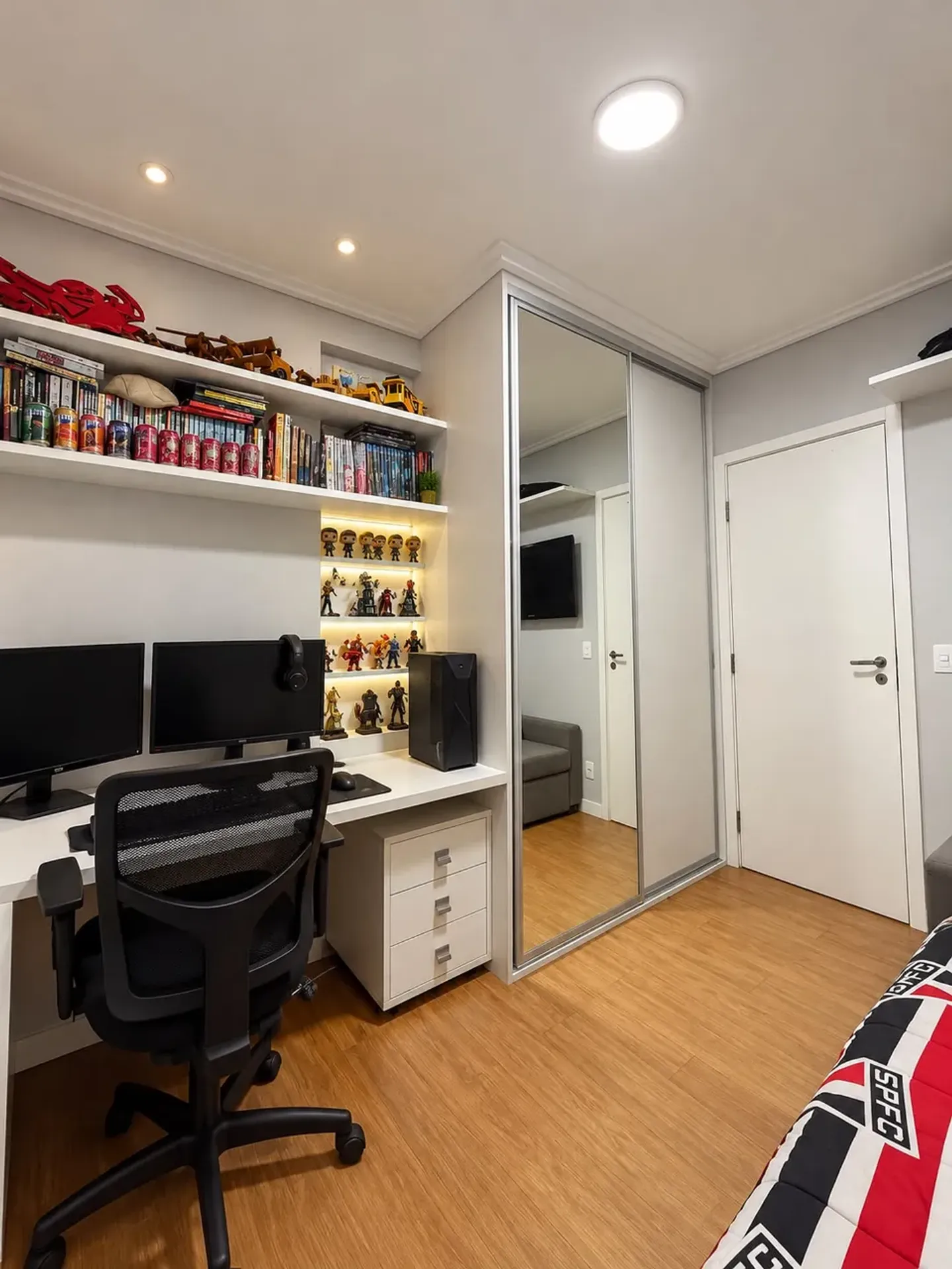 4-bedroom apartment in a building with a heated pool — photo 22