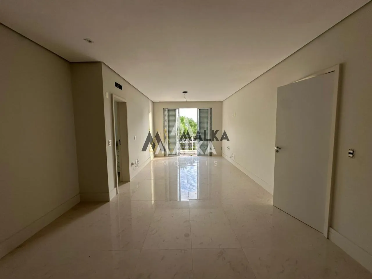 461 m² house with 3 en-suite bedrooms and private garden — photo 27