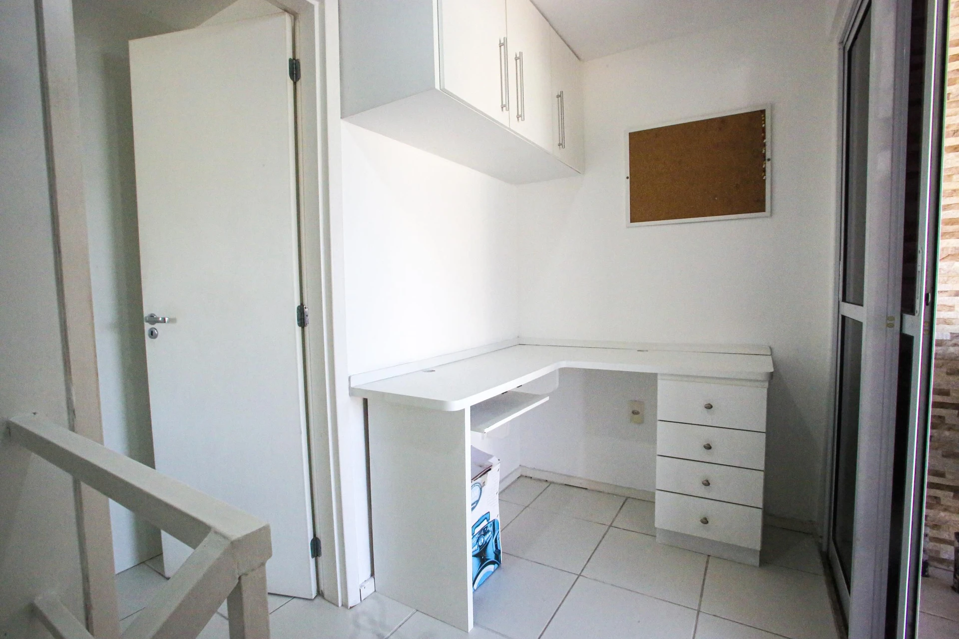 Glass-enclosed balcony in a 3-bedroom apartment, 131 m² — photo 8